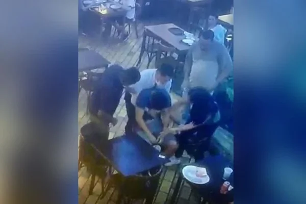PRF salva homem usando manobra de Heimlich em restaurante. Vídeo