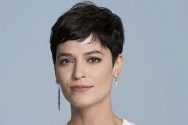 foto colorida do rosto de uma mulher