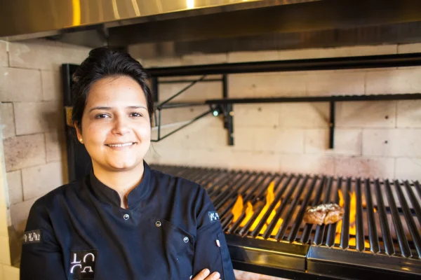 Receita num Instante: Renata Carvalho prepara sanduíche de filé-mignon