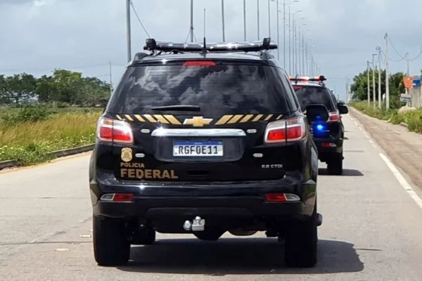 Imagem colorida de viatura da Polícia Federal. Metrópoles