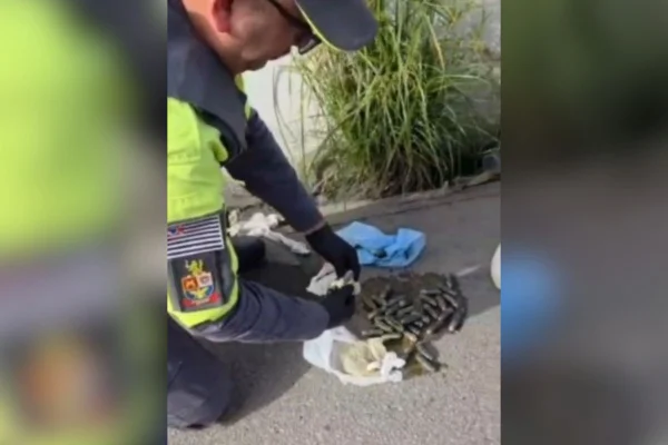 Imagem colorida mostra policial militar com cápsulas de drogas encontrada no estômago de homem preso em ônibus na Marginal Tietê, em São Paulo - Metrópoles