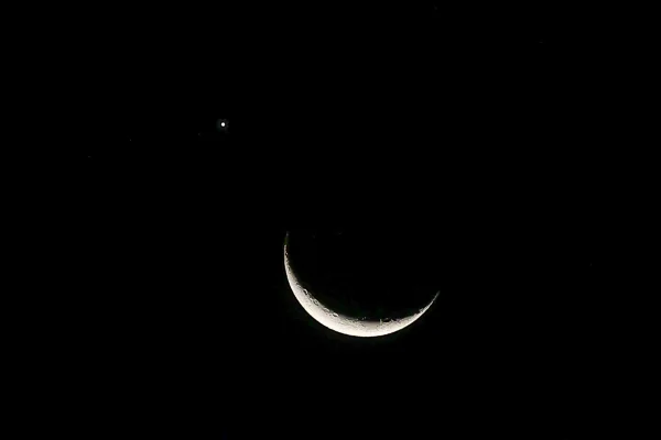 Vênus aparece acima da Lua crescente no céu noturno de São Paulo