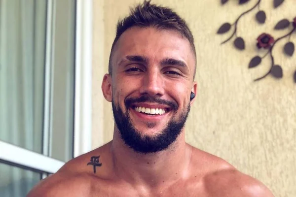 Ex-BBB Arthur diz que desejar a morte de Bolsonaro é “doentio”