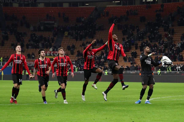 Ibrahimovic perde pênalti, brasileiro marca e Milan cola na Inter