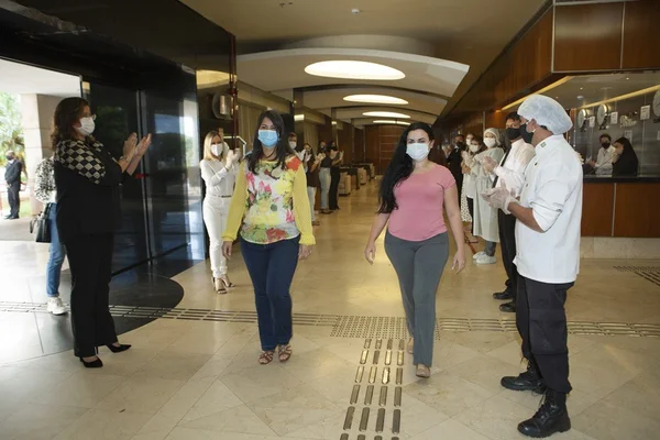 Chegada de servidores do Hran na entrada interna do Hotel Grand Bittar