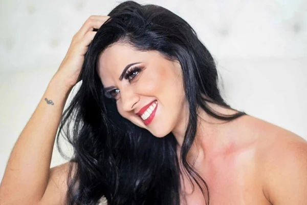 Graciele Lacerda sorrindo