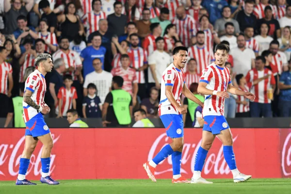 Imagem colorida do Paraguai comemorando gol