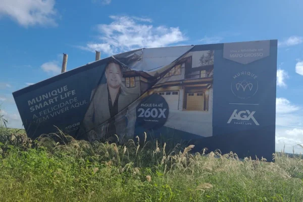 imagem colorida de Outdoor de leonardo instalado na entrada do terreno onde seria o residencial Munique Smart Life