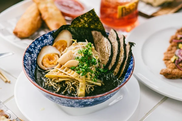 Chef William Chen lança novo bar e aposta em cozinha pan-asiática