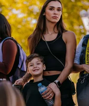 Tainá Castro e o filho, Matteo, posam para as redes sociais