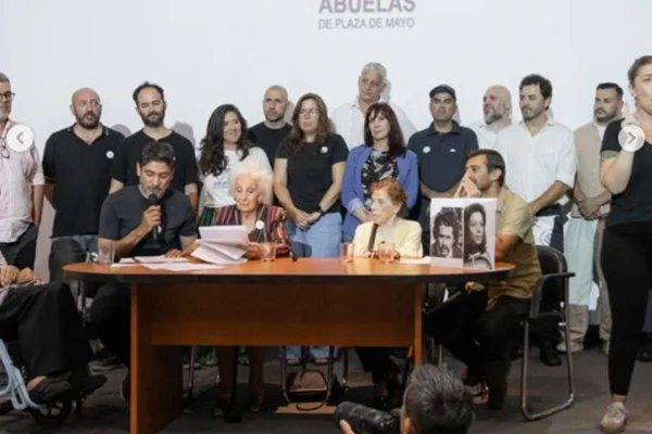 Imagem colorida de entrevista coletiva sobre encontro da mulher