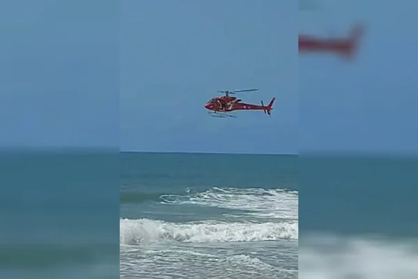 Foto mostra helicóptero dos bombeiros em busca de menina desaparecida em Maceió