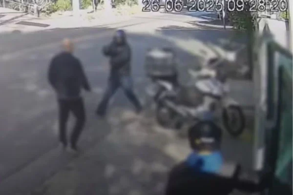 O caso aconteceu em uma rua de Pinheiros, na zona oeste de São Paulo. O motociclista, ainda não identificado, levou a aliança da vítima - Metrópoles