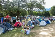 Voluntários organizam atividades recreativas para crianças e jovens, enquanto dezenas de famílias buscam um local para dormir, comer e se abrigar