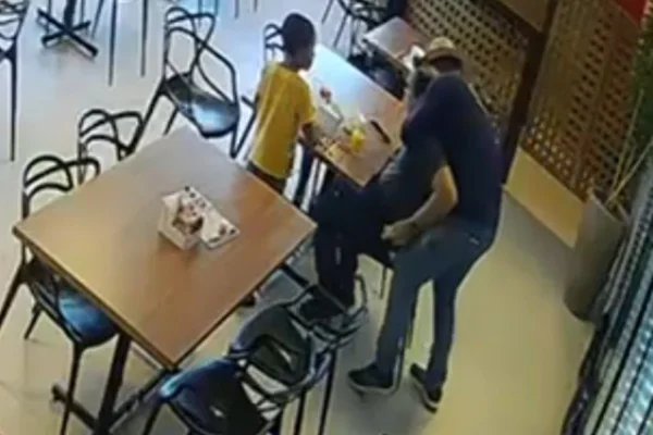 Policial é rendido, agredido e desarmado durante assalto em loja