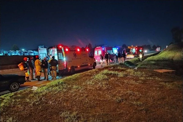 Ambulâncias em rodovia
