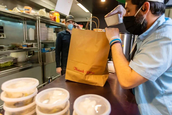 Delivery e drive-thru estão autorizados a funcionar após as 20h no DF