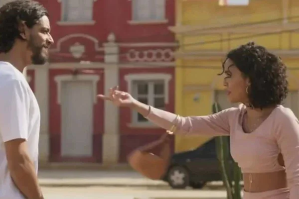 Foto colorida de Xaviera e Maruan na praça em Mar do Sertão-Metrópoles