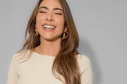 Patrícia Abravanel posa sorridente e de look branco