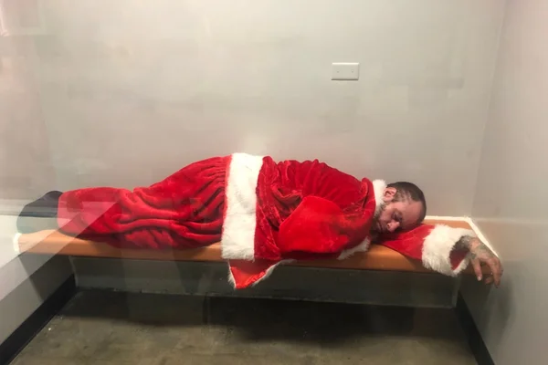 Papai Noel bêbado é preso depois de tentar invadir igreja