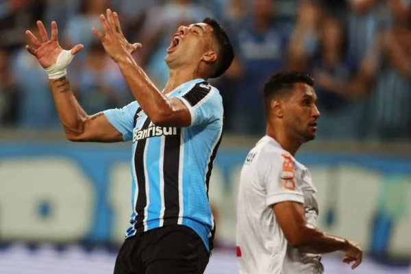 Dores no joelho podem antecipar a aposentadoria de Luis Suárez