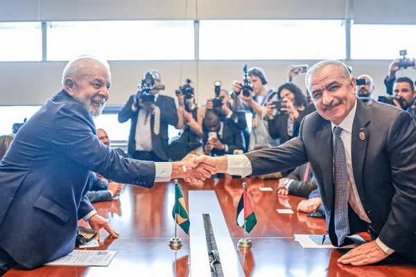 Lula encontra chefe da Autoridade Palestina e defende dois Estados