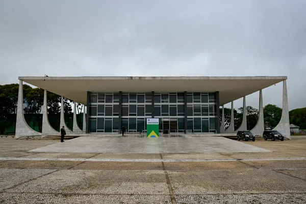 Réplica gigante da Constituição é colocada em frente ao Supremo Tribunal Federal