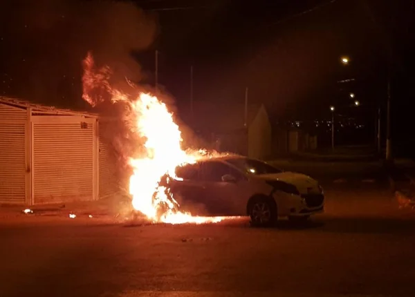 Carro em chamas e desgovernado invade casa no Distrito Federal
