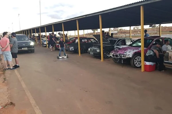 Corrida clandestina tem até plateia sem máscara em kartódromo no DF