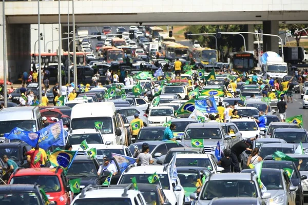 Carreata em apoio a Bolsonaro ocupa a Esplanada dos Ministérios