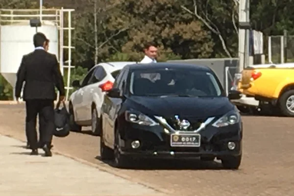 Flávio Bolsonaro frequenta academia com carro oficial do Senado