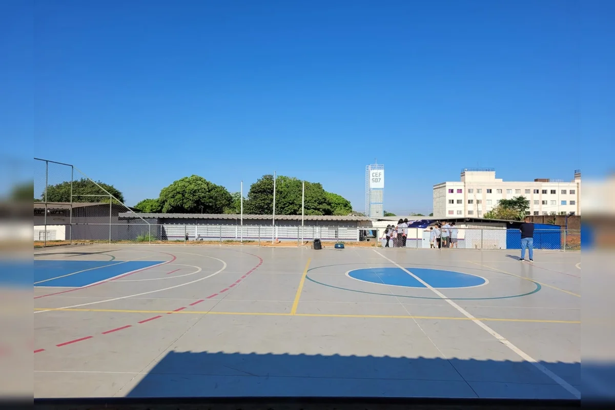 A ausência de cobertura na quadra poliesportiva é outro problema crítico enfrentado pelos estudantes A ausência de cobertura na quadra poliesportiva é outro problema crítico enfrentado pelos estudantes