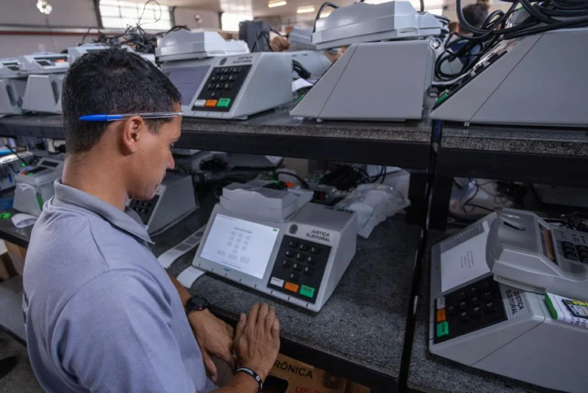 TRE-DF inicia carga e lacração de mais de 6 mil urnas para eleições TRE-DF inicia carga e lacração de mais de 6 mil urnas para eleições