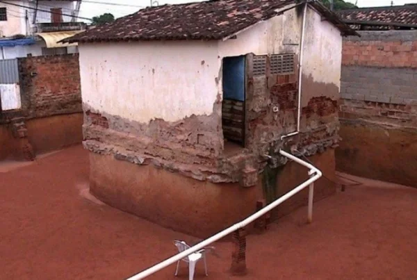 Com colher, idosas escavam terreno por 8 anos e deixam casa “ilhada”