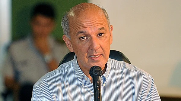 Arruda é chamado a se explicar sobre suborno a jornalista