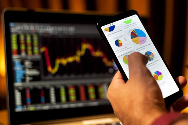 imagem colorida tela de celular e de computador com gráficos