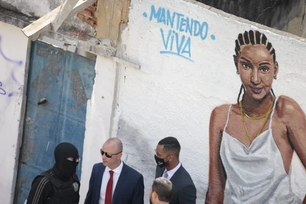 Painel de Kathlen no local do crime onde é feita reprodução simulada
