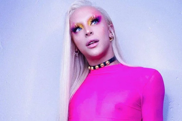 Em live, Pabllo Vittar revela parceria inusitada com cantora internacional