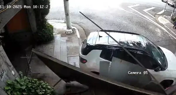 Jeep Compass destruindo portão
