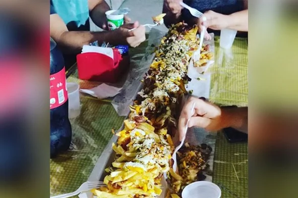 Vai encarar? Batata frita a metro faz sucesso em food truck no Rio