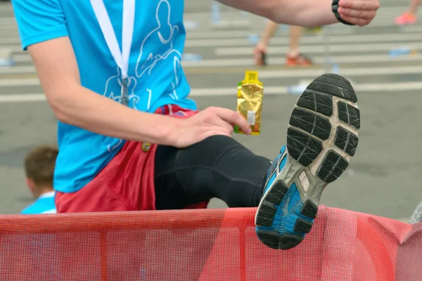 atleta tomando gel de corrida