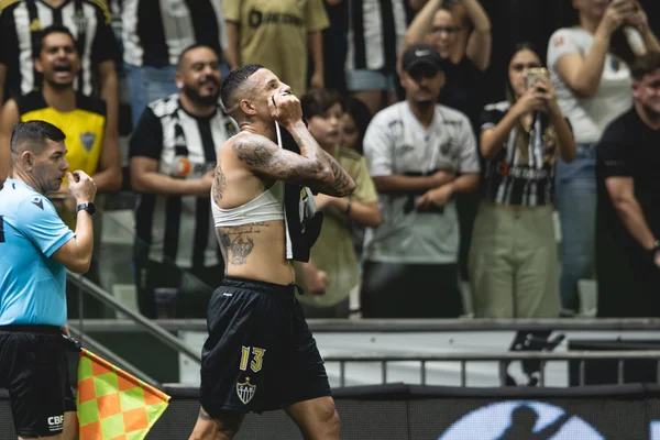 Guilherme Arana comemorando gol pelo Atlético-MG contra o Sport