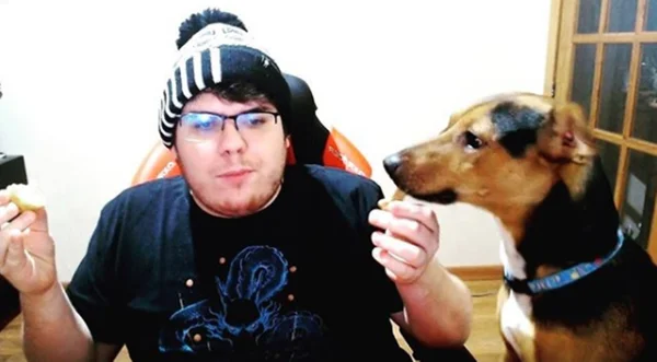 Fotografia colorida de Casimiro com cachorro ao lado