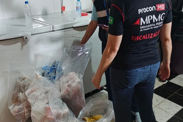 Procon apreende 492 kg de alimentos impróprios para consumo em MG
