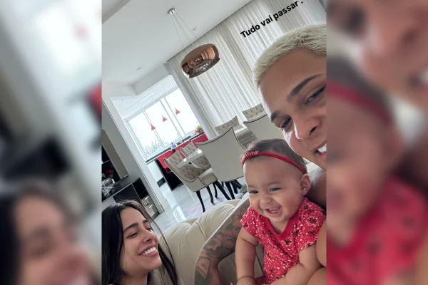 Foto colorida de MC Ryan SP, ao lado de Giovanna Roque e da filha, Zoe. Imagem foi feita após o caso de agressão vir à tona - Metrópoles