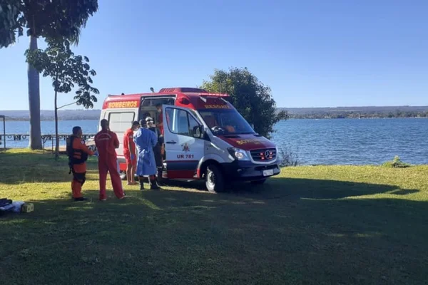 Combeiros socorrem homem após queda de parapente no Lago Paranoá