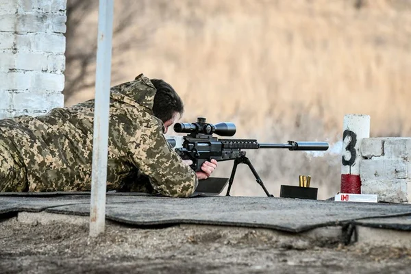 Sniper em treinamento na Ucrânia