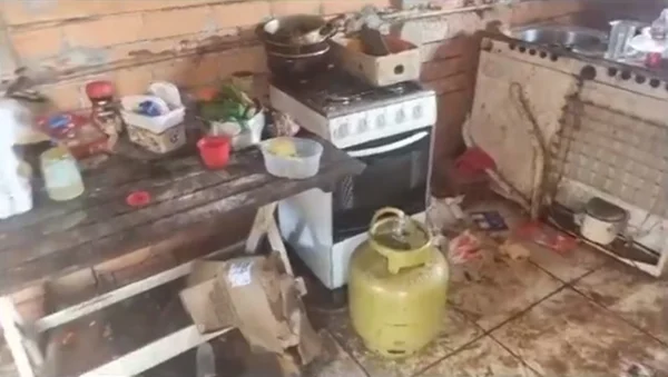 Imagem colorida de casa onde pessoas submetidas a condições de trabalho análogo à escravidão em RS - Metrópoles