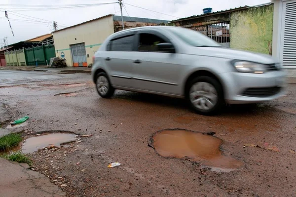 Período de chuvas abre temporada de buracos nas vias do DF