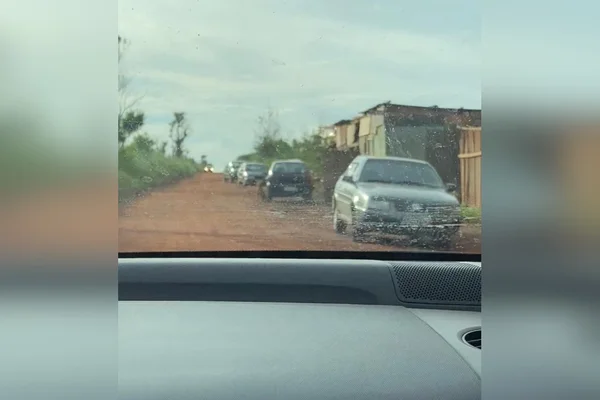 rua com estrada de terra